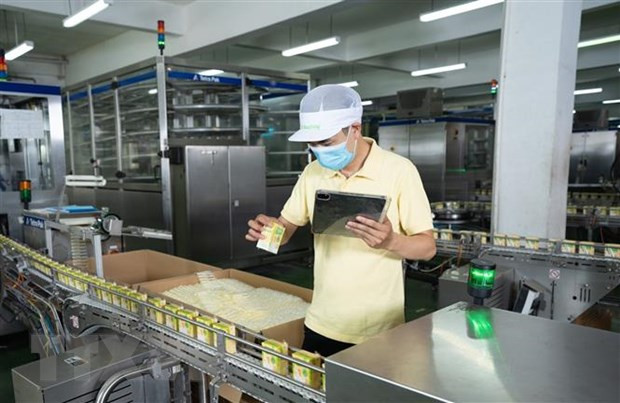 Vinasoy áp dụng hệ thống quản lý chất lượng, an toàn thực phẩm theo chuẩn quốc tế FSSC 22000. (Ảnh: TTXVN phát) Vụ sữa đậu nành: Bảo vệ doanh nghiệp Việt trước các thông tin sai lệch ảnh 2