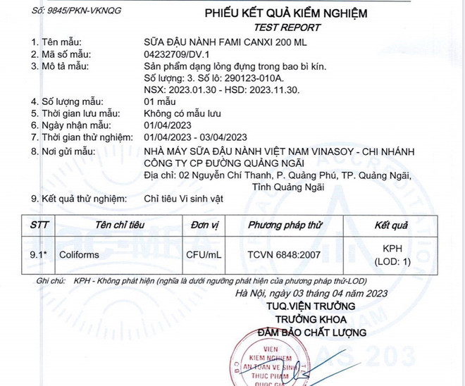 Kết quả kiểm định của Viện Kiểm nghiệm an toàn vệ sinh thực phẩm quốc gia về sản phẩm sữa đậu nành Fami Calcium Soymilk. (Ảnh: Anh Tuấn/TTXVN) Vụ sữa đậu nành: Bảo vệ doanh nghiệp Việt trước các thông tin sai lệch ảnh 1