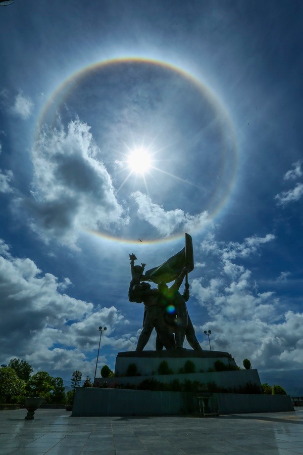 Điện Biên: Người dân đổ ra đường chiêm ngưỡng quầng Mặt Trời ảnh 2