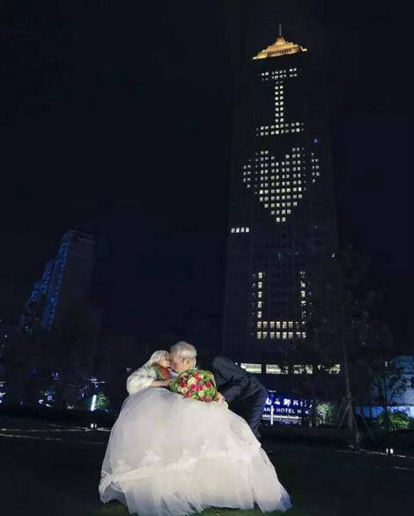 Xúc động món quà Valentine của cụ ông lãng mạn nhất Trung Quốc ảnh 2