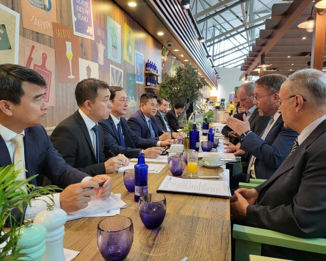 Bộ trưởng Bộ Khoa học và Công nghệ Huỳnh Thành Đạt và đoàn công tác gặp Bộ trưởng Bộ Khoa học và Nghệ thuật bang Hessen, Timon Gremmels, tại Frankfurt ngày 28/6. (Ảnh: TTXVN phát) uy_ban_ve_hop_tac_kh__cn_viet_nam-duc_to_chuc_khoa_hop_lan_thu_ba_tai_duc2.jpg