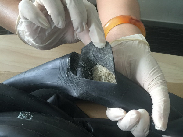 Phát hiện 4,5 kg tiền chất Ephedrine trong lô săm xe máy ảnh 1