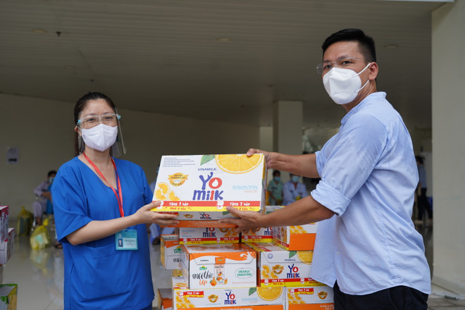 Vinamilk ủng hộ thêm sản phẩm và thiết bị y tế cho lực lượng tuyến đầu ảnh 3