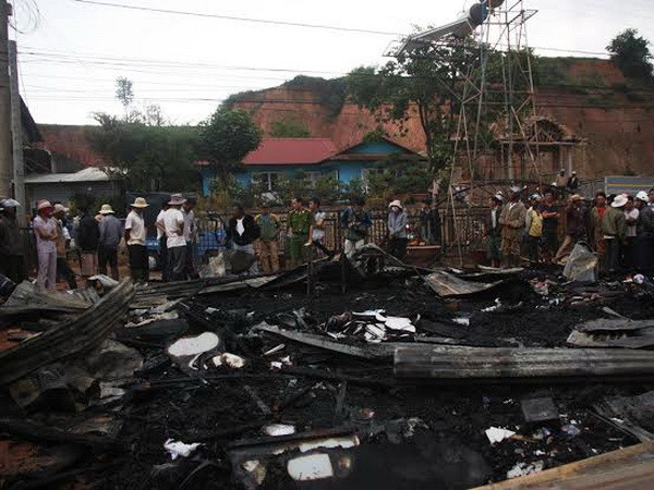 Cháy lớn thiêu rụi căn nhà gỗ trong khu dân cư tại Đà Lạt ảnh 1