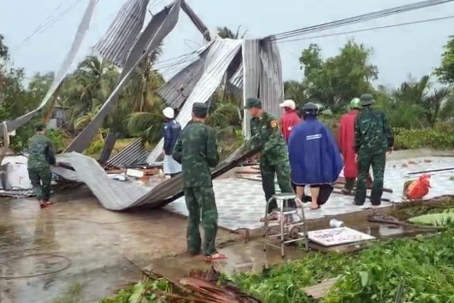 Chính quyền địa phương phối hợp các lực lượng chức năng giúp người dân khắc phục hậu quả sau thiên tai. (Ảnh: TTXVN phát) TTXVN_2607camau2.jpg