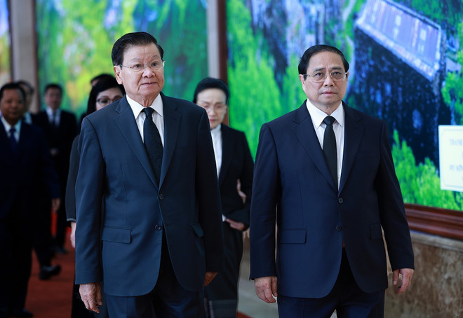 Thủ tướng Phạm Minh Chính đón Tổng Bí thư, Chủ tịch nước Lào Thongloun Sisoulith. (Ảnh: Dương Giang/TTXVN) TTXVN_2607Thutuong1.jpg