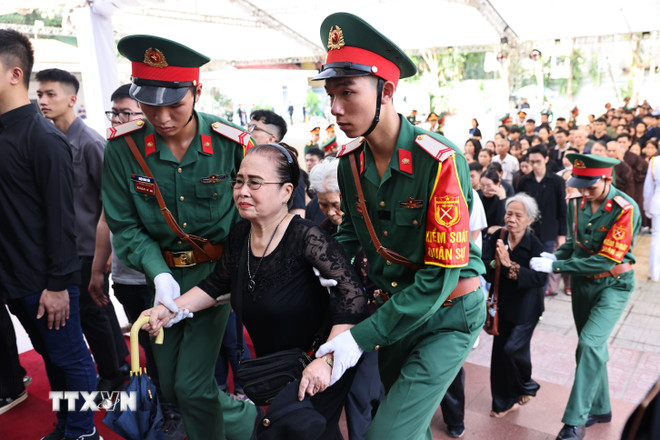 Lực lượng kiểm soát quân sự hỗ trợ, giúp đỡ người cao tuổi vào viếng Tổng Bí thư Nguyễn Phú Trọng. (Ảnh: TTXVN) TTXVN_2607vutrang7.jpeg.jpg