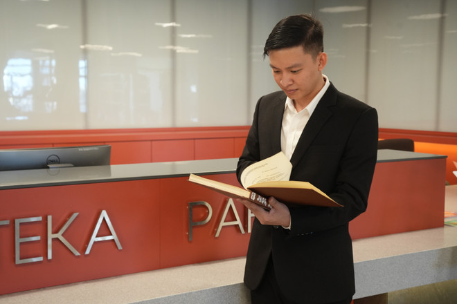 Luận án của Tổng Bí thư Nguyễn Phú Trọng được các học viên của Học viện tìm đọc. (Ảnh: Duy Trinh/TTXVN) TTXVN_2607hocvienhanhchinhcongnga2.jpg