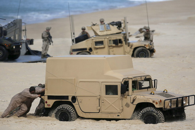 Video xe bọc thép Mỹ sa lầy trong cuộc tập trận lớn nhất của NATO ảnh 1