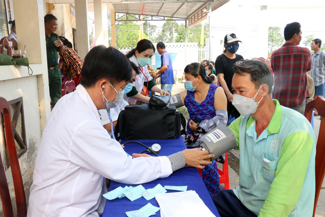 Khám bệnh miễn phí cho người dân vùng biên hoàn cảnh khó khăn. (Ảnh: Lê Huy Hải/TTXVN) Kiên Giang: Xây dựng khu vực biên giới vững mạnh, toàn diện ảnh 1