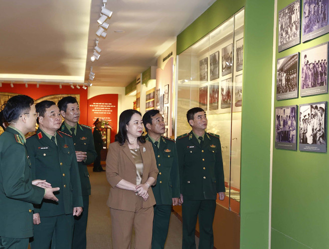 Quyền Chủ tịch nước thăm, làm việc tại Học viện Biên phòng ảnh 4