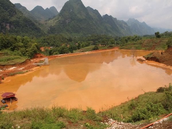 Hiểm họa khai thác khoáng sản: Hồ thải “treo” trên đầu dân ảnh 1