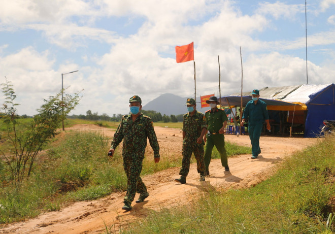 Lào Cai trao trả 3 đối tượng người Trung Quốc nhập cảnh trái phép ảnh 1
