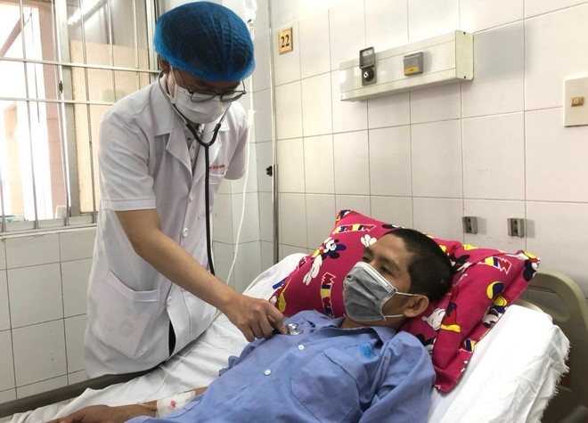 Bác sỹ thăm khám cho bệnh nhân N.C.H. (Ảnh: TTXVN phát) Cứu sống bệnh nhân vỡ giả phình động mạch vị tá tràng hiếm gặp ảnh 1