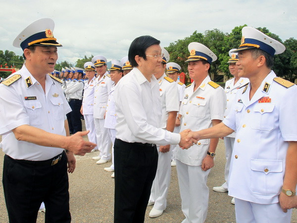 Chủ tịch nước Trương Tấn Sang với cán bộ lãnh đạo Bộ Tư lệnh Vùng 4 Hải quân. (Ảnh: Nguyễn Khang/TTXVN) Chủ tịch nước Trương Tấn Sang thăm các đơn vị Hải quân ảnh 1