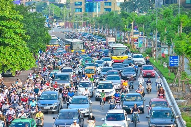 Xe buýt bị các phương tiện cá nhân bủa vây khiến không thể đi nhanh và đảm bảo đúng giờ. (Ảnh: PV/Vietnam+) Bài 2: Xe buýt gồng mình ''bơi'' trong ''vòng vây'' xe cá nhân ảnh 1