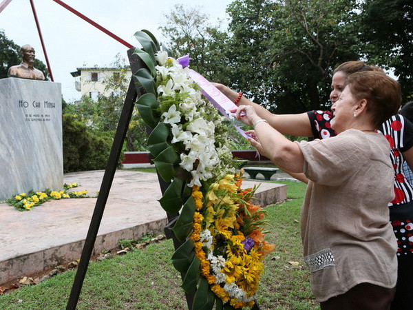 Chủ tịch Hội hữu nghị Cuba - Việt Nam Yolanda Ferrer đặt vòng hoa tưởng nhớ Chủ tịch Hồ Chí Minh. (Ảnh: Phạm Hoài Nam/Vietnam+) Hoạt động kỷ niệm ngày sinh Chủ tịch Hồ Chí Minh tại Cuba ảnh 1