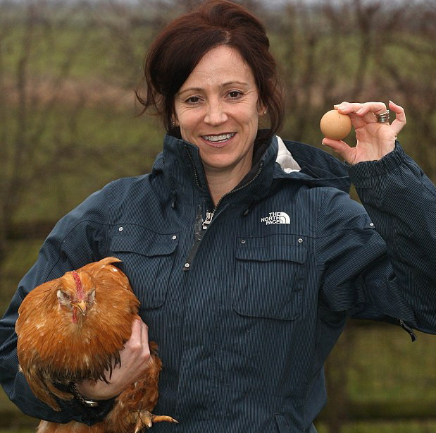 Quả trứng gà có hình dạng đặc biệt được bán với giá 739USD ảnh 1