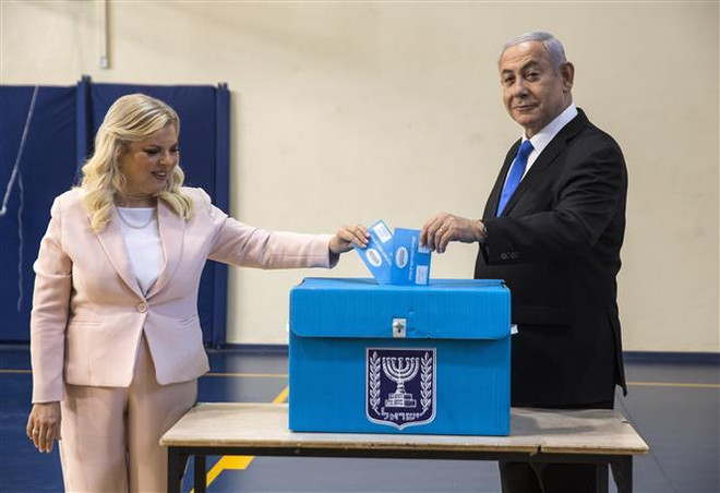 Thủ tướng Israel Benjamin Netanyahu (phải) bỏ phiếu tại điểm bầu cử ở Jerusalem ngày 17/9/2019. (Ảnh: AFP/TTXVN) Chính sách đối ngoại của Israel thay đổi ra sao sau bầu cử? ảnh 1