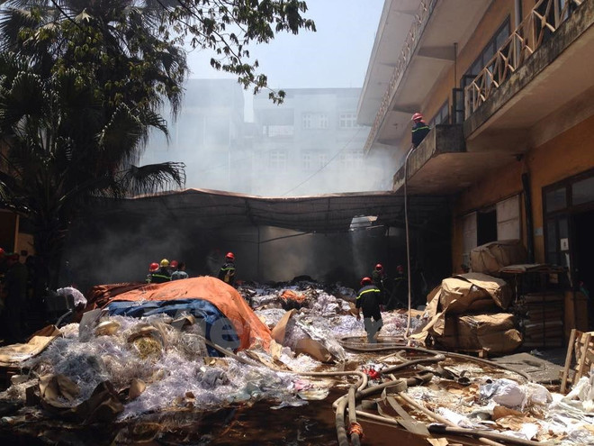 [Video] Cháy lớn gần kho xăng trên đường Nguyễn Tuân ở Hà Nội ảnh 1