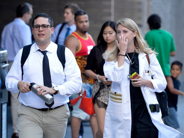 Mỹ cảnh báo nạn rao bán thuốc giả lợi dụng đại dịch Ebola ảnh 1