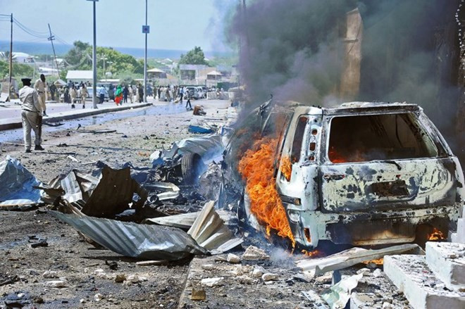 Hiện trường một vụ đánh bom xe ở Mogadishu, Somalia. Ảnh minh họa. (Nguồn: AFP) Somalia: Bom xe phát nổ khiến hàng chục người thương vong ảnh 1