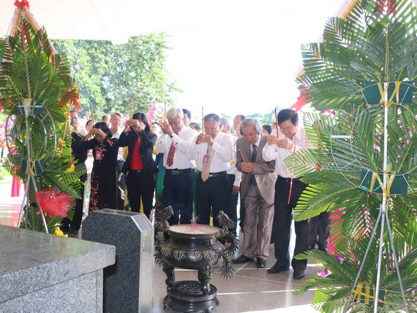 Các đại biểu thắp hương tưởng niệm tại phần mộ cụ Phó bảng Nguyễn Sinh Sắc. (Ảnh: Nguyễn Văn Trí/TTXVN) Đồng Tháp tổ chức lễ giỗ lần 87 cụ Phó bảng Nguyễn Sinh Sắc ảnh 1