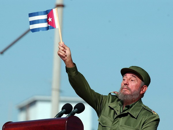 Lãnh tụ Cuba Fidel Castro phát biểu trước hàng nghìn người dân bên ngoài Văn phòng đại diện quyền lợi của Mỹ ở La Habana (Cuba) ngày 21/6/2004. (Nguồn: EPA/ TTXVN) Lãnh đạo thế giới ca ngợi những đóng góp của lãnh tụ Fidel ảnh 1