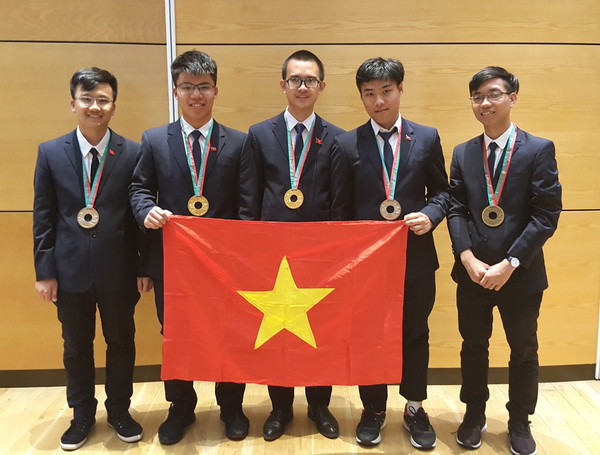 5 thí sinh của Đội tuyển quốc gia Việt Nam dự thi Olympic Vật lý quốc tế lần thứ 49 đều đoạt giải. (Ảnh: TTXVN phát) Việt Nam giành hai Huy chương Vàng tại kỳ thi Olympic Vật lý 2018 ảnh 1