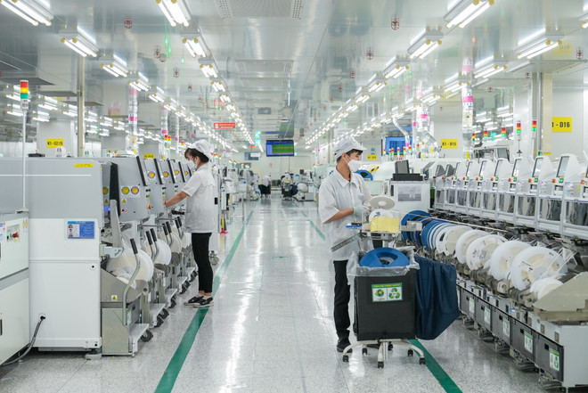 Điểm sáng từ hoạt động xuất khẩu và thu hút đầu tư trực tiếp nước ngoài (FDI) cho thấy nền kinh tế còn nhiều cơ hội và niềm tin của các nhà đầu tư. (Ảnh: Vietnam+) nhan-vien-samsung-tai-day-chuyen-sx-cac-thiet-bi-5g-3-9647.jpg