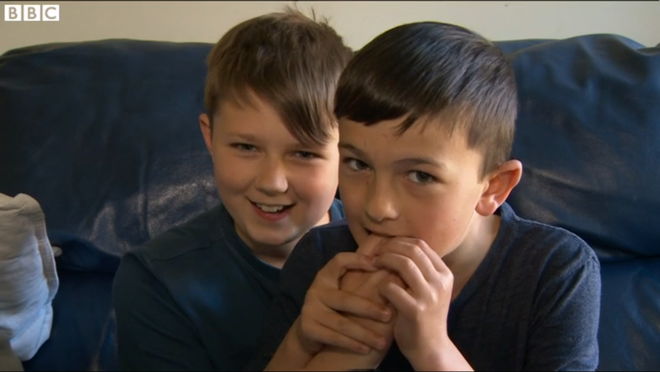 Hai cậu bé trong video nổi tiếng “Charlie cắn tay tôi” giờ ra sao? ảnh 2