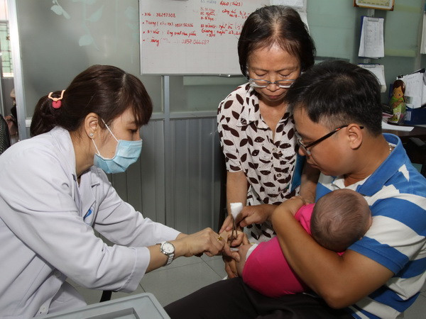 TP.HCM: Nhiều người xếp hàng chờ tiêm vắcxin Pentaxim cho trẻ em ảnh 1