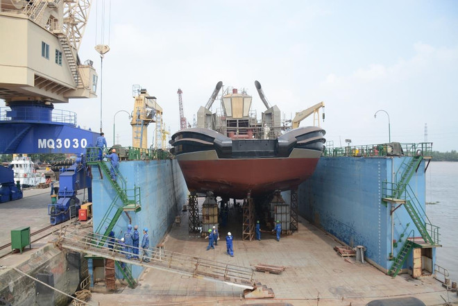 Ngành đóng tàu ngoài việc cung cấp các phương tiện và trang thiết bị cho ngư dân bám biển mà còn góp phần bảo vệ chủ quyền biển đảo Tổ quốc. (Ảnh: Việt Hùng/Vietnam+) Vận tải biển và đóng tàu: Nhân tố quan trọng trong chiến lược biển ảnh 1