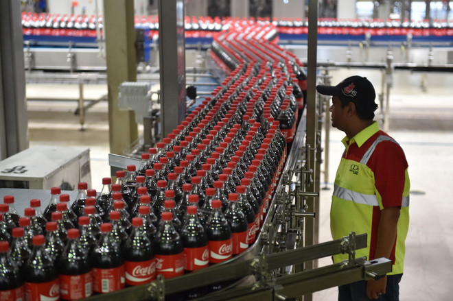 Công nhân làm việc tại một nhà máy của Coca Cola ở Cikedokan, Bekasi-West Java, Indonesia. (Ảnh: AFP/TTXVN) ttxvn_coca cola (2).jpg
