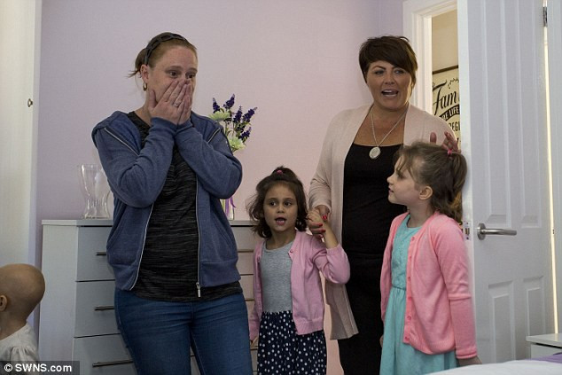 Đưa con đi chữa ung thư, nhận được món quà bất ngờ từ hàng xóm ảnh 1