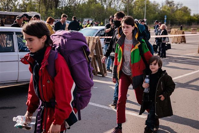 Người dân Ukraine được sơ tán từ thành phố Mariupol tới thành phố Zaporizhzhia ngày 3/5/2022. (Ảnh: AFP/TTXVN) Tổ chức Y tế Thế giới thông qua nghị quyết trừng phạt Nga ảnh 1