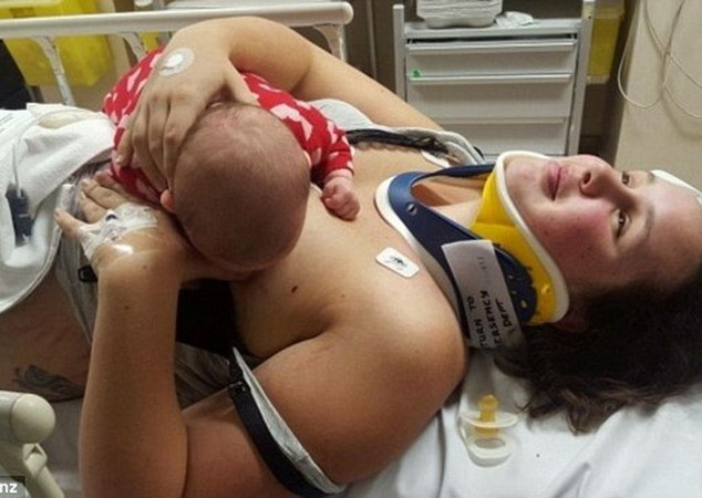 Xúc động với hình ảnh mẹ bị thương nặng vẫn cho con bú sữa ảnh 1