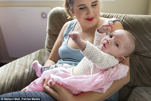 Xúc động với hình ảnh mẹ bị thương nặng vẫn cho con bú sữa ảnh 2