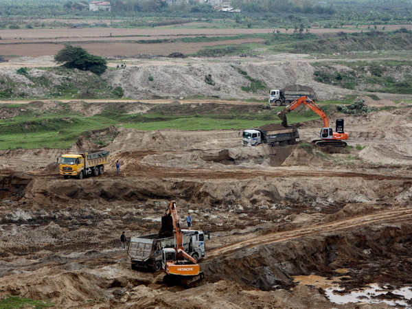 Khai thác cát trái phép ven sông Hồng: Địa bàn giáp ranh khó xử lý ảnh 1