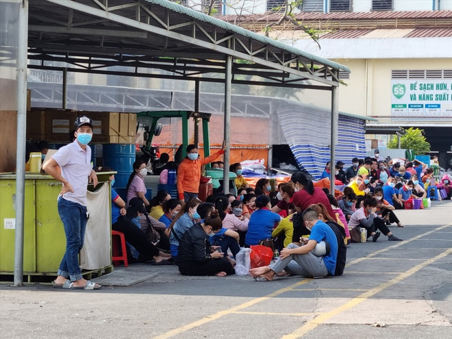 Sau hai ngày ngừng việc, công nhân Công ty DaeYun đã đi làm trở lại khi được tăng lương cơ bản từ tháng 4/2022. (Nguồn: laodong.vn) TP Hồ Chí Minh: Hơn 500 công nhân Công ty DaeYun đã trở lại làm việc ảnh 1
