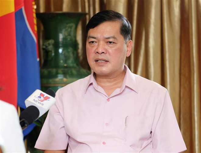 Đại sứ Mai Phước Dũng trả lời phỏng vấn của phóng viên TTXVN. (Ảnh: Lê Ngọc Dương/TTXVN) Mối quan hệ Việt Nam-Singapore sẽ phát triển ngày càng mạnh mẽ ảnh 1