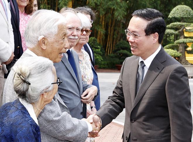 Chủ tịch nước Võ Văn Thưởng với các nhà khoa học quốc tế và Việt Nam. (Ảnh: Thống Nhất/TTXVN) Chủ tịch nước: Việt Nam mong muốn được hợp tác với nhiều nhà khoa học ảnh 1