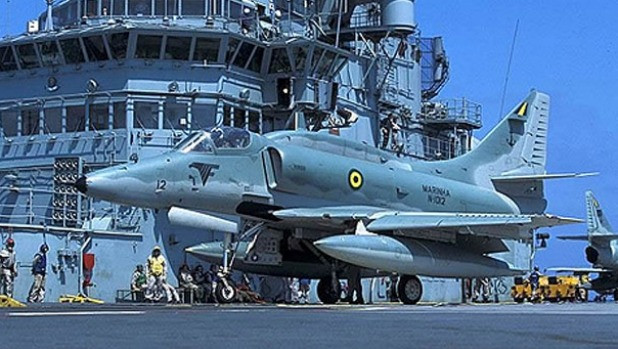 Brazil: Máy bay tiêm kích gặp nạn khi diễn tập, phi công mất tích ảnh 1