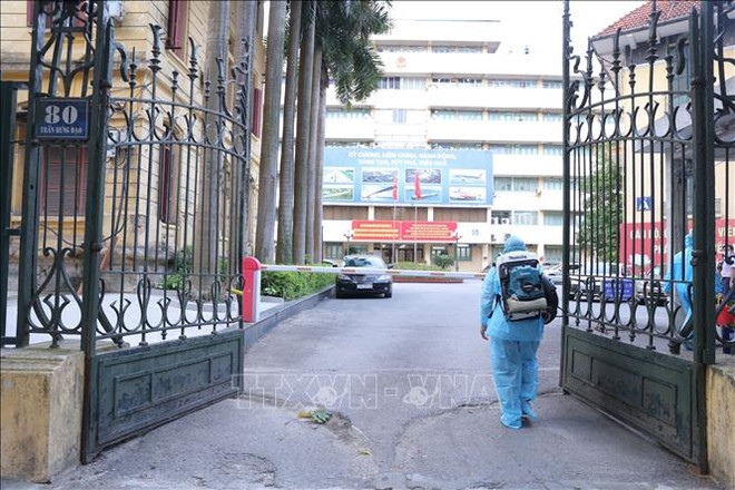 1 cán bộ nghi mắc COVID-19, Bộ GTVT yêu cầu nhân viên không rời trụ sở ảnh 1