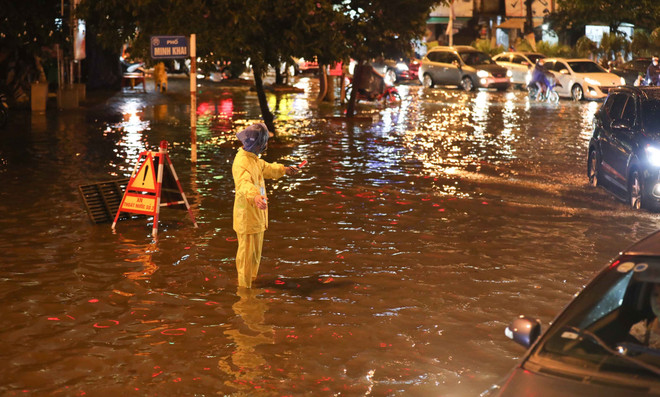 Chiều tối và đêm 14/5, mưa dông bao trùm các khu vực trên cả nước ảnh 1