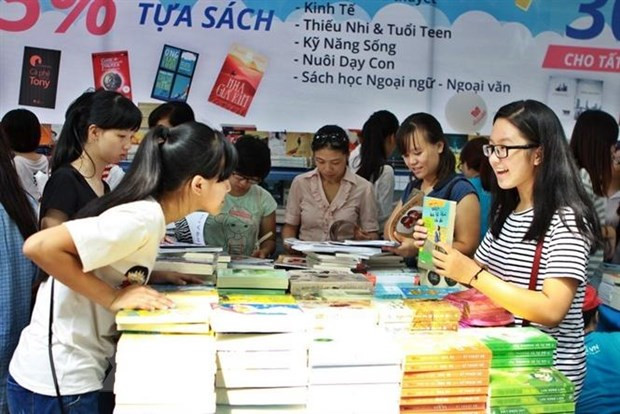 Độc giả thiếu nhi tại một hội chợ sách. (Ảnh: Minh Quyết/TTXVN) Phấn đấu đưa thêm 15.000-20.000 cuốn sách được trợ giá tới bạn đọc ảnh 1