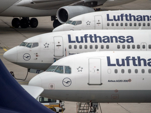 Tiếp viên của Lufthansa tạm hủy đình công chờ kết quả đàm phán ảnh 1