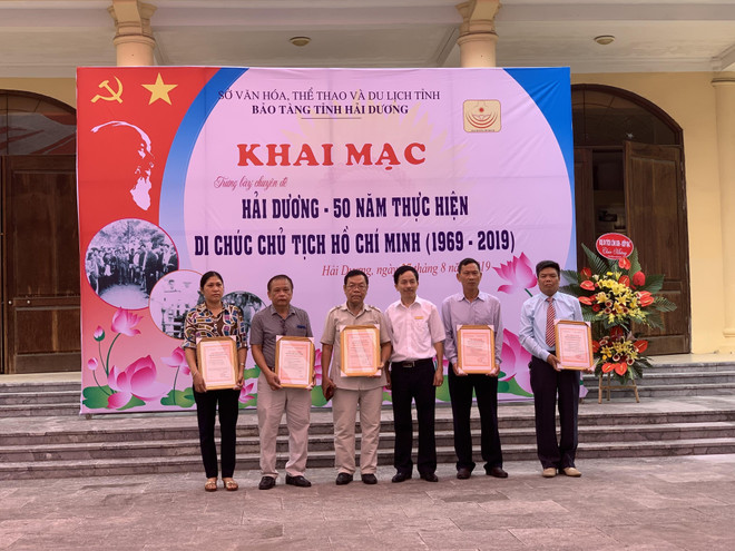 Bảo tàng tỉnh Hải Dương trao chứng nhận cho những cá nhân hiến tặng hiện vật, tài liệu lịch sử. (Ảnh: Hiền Anh/TTXVN) Hải Dương: Trưng bày 300 hiện vật về thực hiện Di chúc Bác Hồ ảnh 1