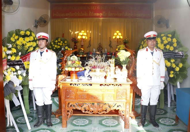 Các chiến sỹ tiêu binh Lào canh gác hương hồn của các liệt sỹ tại nơi quy tập ở tỉnh Xiengkhuoang. (Ảnh: Phạm Kiên/TTXVN) 96 hài cốt liệt sỹ Việt Nam hy sinh tại Lào được hồi hương về nước ảnh 1