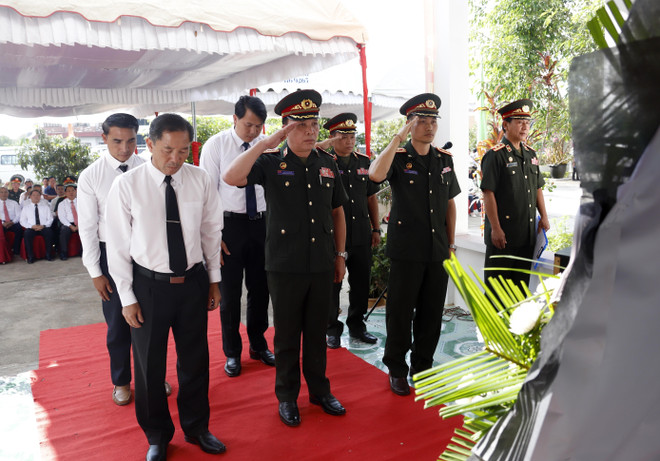 Lãnh đạo, các cơ quan chức năng và các đơn vị liên quan của hai nước dâng hương hoa tại lễ cầu siêu cho các liệt sỹ Việt Nam vào chiều 16/5. (Ảnh: Phạm Kiên/TTXVN) 96 hài cốt liệt sỹ Việt Nam hy sinh tại Lào được hồi hương về nước ảnh 3